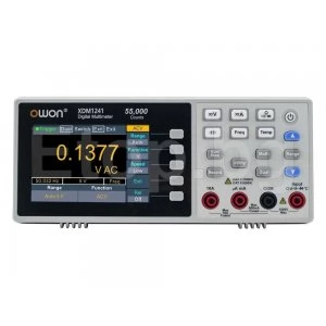 Настолен True RMS мултицет с вградена батерия, памет и 3,5-инчов LCD дисплей 